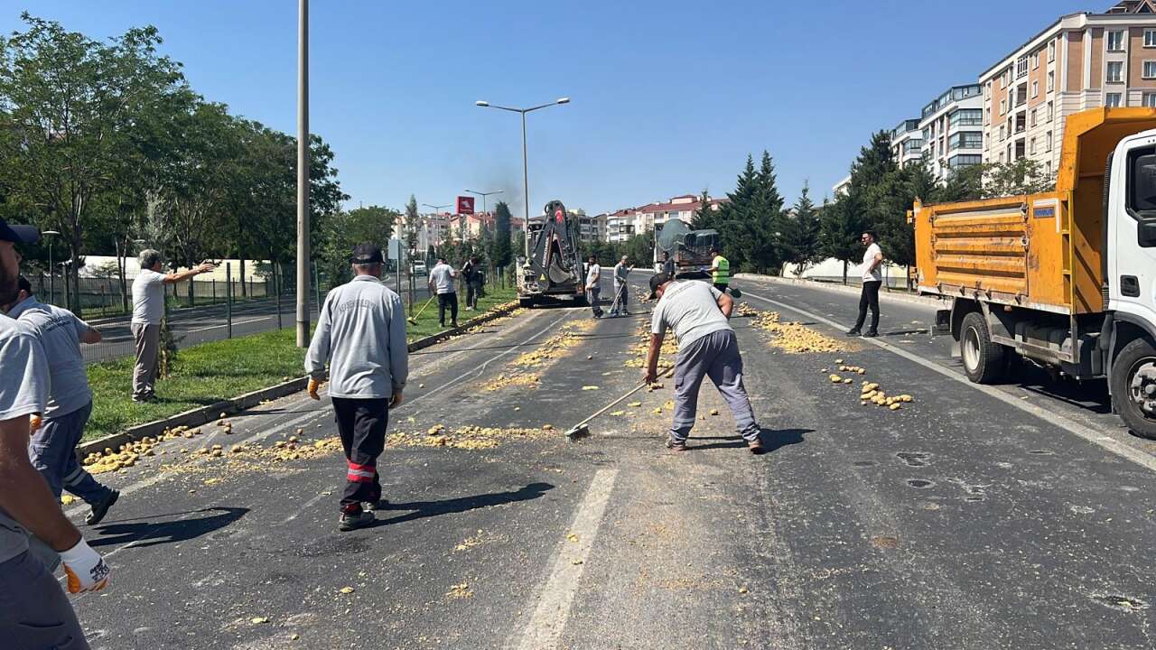 TIR’daki 1 ton patates yola döküldü! Şoföre ceza yağdı 5